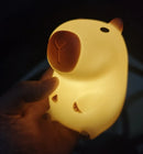 Luminária Noturna Fofa de Capivara – Estilo Cartoon em Silicone, Criativa para Mesa de Cabeceira, Decoração de Quarto e Presente de Aniversário ou Natal