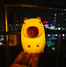 Luminária Noturna Fofa de Capivara – Estilo Cartoon em Silicone, Criativa para Mesa de Cabeceira, Decoração de Quarto e Presente de Aniversário ou Natal